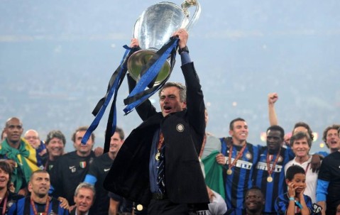 4大豪门疯抢+2.2亿转会权！穆帅终局抉择？全足坛蹲疯了！